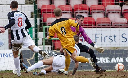 Scott Agnew scores for Dumbarton