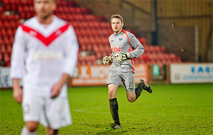 Ryan Scully makes his way up for late corner