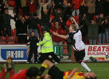 Gibson seals win with third Dunfermline goal v Partick Thistle