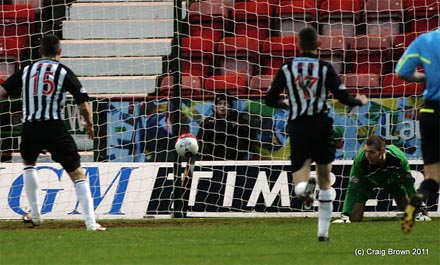 Dunfermline keeper Chris Smith fails to hold Haber&#039;s shot