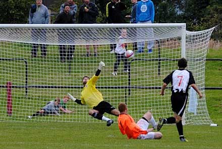 Scott Gray scores Dunfermline 2nd