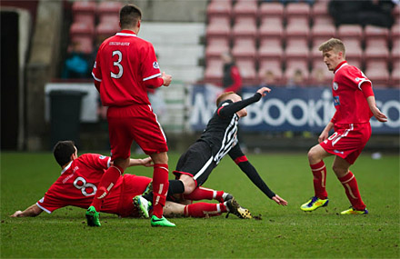 Ryan Thomson is crunched by Craig Molloy