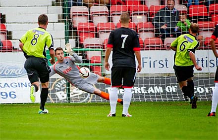 Ryan Scully saves Chris Aitken&#039;s penalty kick