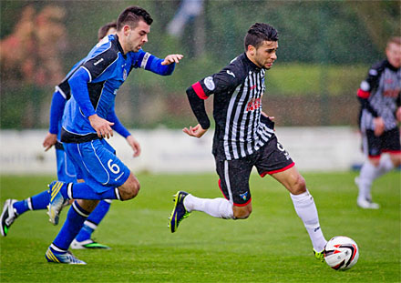 Faissal El Bakhtaoui tries to get away from Steven Bell