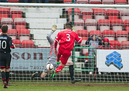 Ryan Scully blocks Darren Petrie`s shot