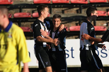 Pars celebrate goal 2