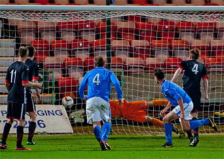 Cammy Gill saves Pars