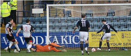 Leigh Griffiths scores for Dundee