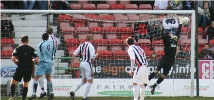 Gary Irvine nets St Johnstones second