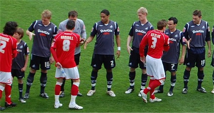 Dorus de Vries and Adam Hammill shake pre match