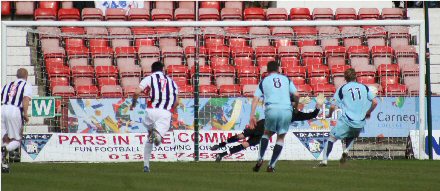 Liam Craig nets from the spot