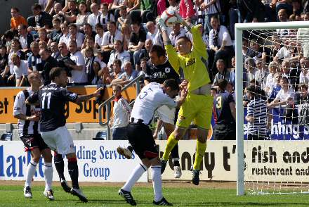 Chris Smith takes a Higginbotham cross