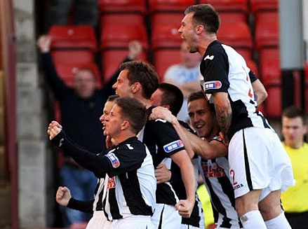 Pars celebrate third goal v Raith Rovers