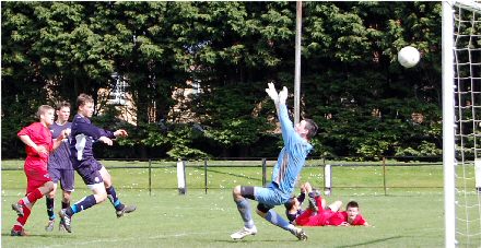 Steven Leslie hits crossbar