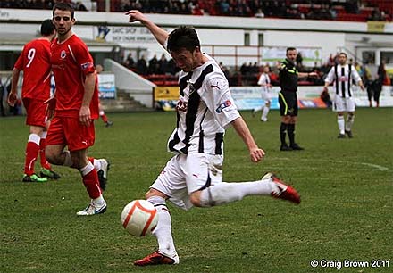 Joe Cardle shoots v Stirling