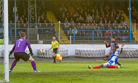 Faissal hits the side net