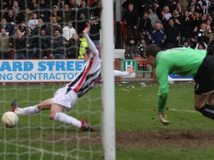 Nick Phinn scores v Aberdeen 07/03/09