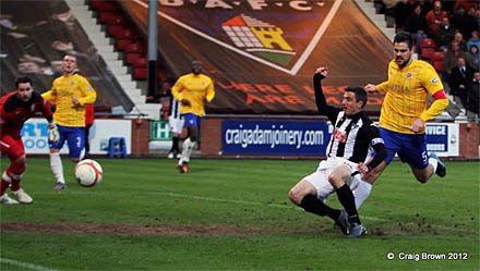 Craig Dargo scores for Dunfermline