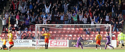 Dunfermline celebrate the second goal v Partick Thistle