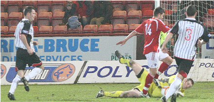 Chris Smith saves Dunfermline v Ross County