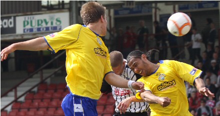 Calum Woods attempts to score at corner kick