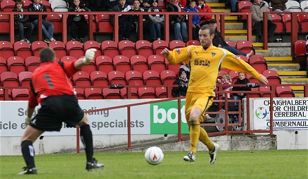 Andy Kirk about to score