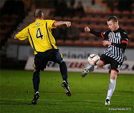 PARS Andy Geggan goes for the ball against Kevin Nicoll (c) David Wardle