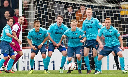 Pars defend Arbroath free kick