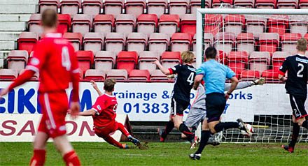 Robert Thomson scores v Dunfermline