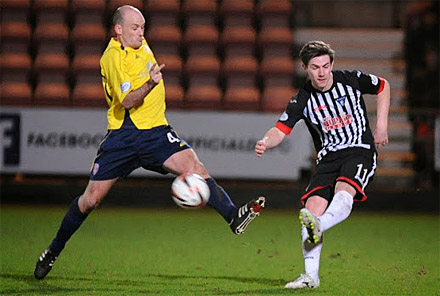 PARS Ross Forbes gets a cross past Kevin Nicoll (c) David Wardle