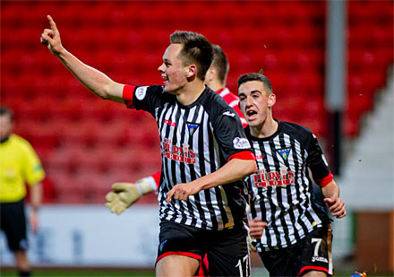 Lawrence Shankland celebrates his goal