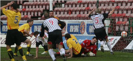 Steven McDougall scores Dunfermline v Partick Thistle