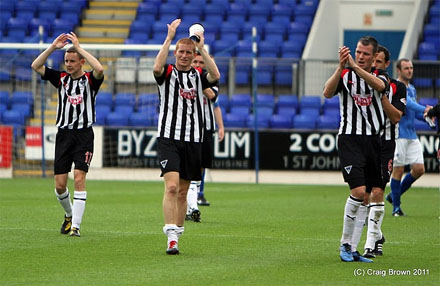 Pars players acknowledge their fans